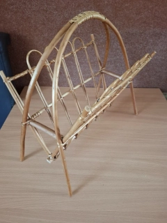 Retro proutěný košík na noviny, časopisy 