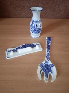 Keramika do kuchyně, věšák, vidlička, váza, modrý dekor