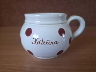 Hrnek, hrníček Kateřina, červený puntík 