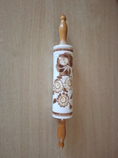 Váleček na těsto, porcelánový s hnědým dekorem.