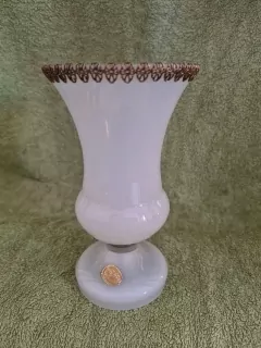 Váza Bohemia Glass Czechoslovakia, mléčné sklo s kovovým lemováním