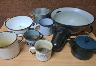 Staré smaltované hrnce, lavory, síto, konvička, cena za vše 