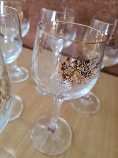 Sklenice na víno, 6x, zlaté zdobení, cena za vše 