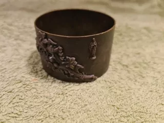 Kovový kroužek na ubrousky, náboženský reliéf, květiny 