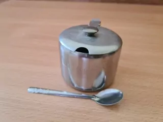 Cukřenka se lžičkou, kov